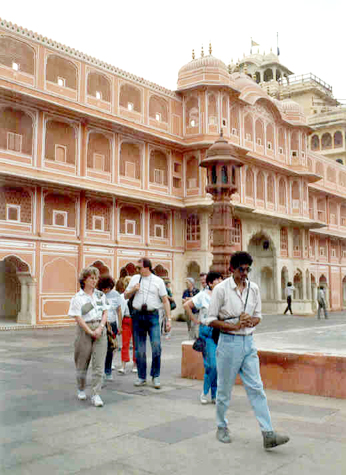 Reisegruppe bei der Besichtigung in Jaipur, Rajasthan