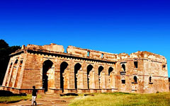 Mandu: Hindola mahal