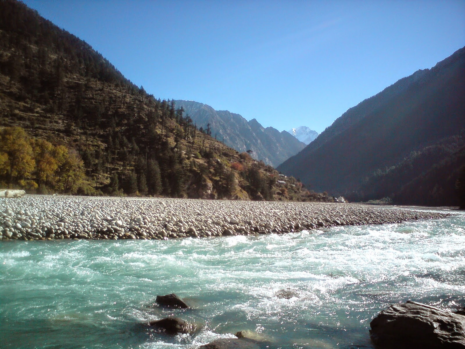Какие реки берут начало в гималаях. Река Ганга в Гималаях. В горах Индии река ганг. Река ганг индийские Гималаи.
