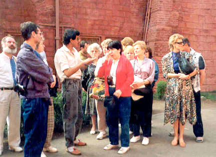 Reisegruppe beim roten Fort in Agra