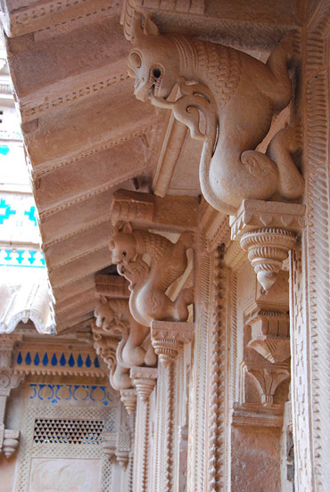 Sandstein-Skulpturen-im-Gwalior-Palast