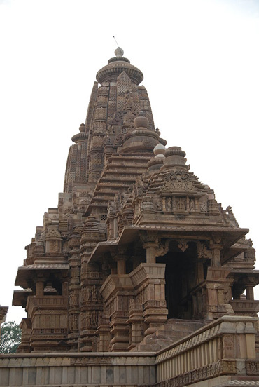 eine-der-groessere-Tempel-in-Khajuraho-Indien