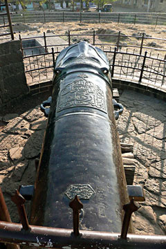 Bijapur: Canon at Malik-e-Maidan