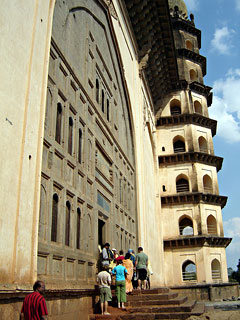 Belgaum: Side view of Golgumbaz