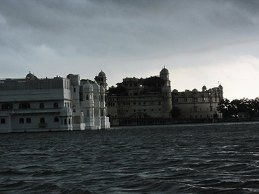 Dunkle-Wolken-ueber-den-Pichola-See