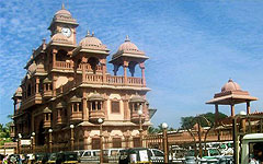 Gondal: Side view of temple gate