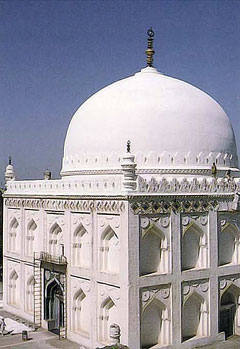 Gulbarga: Tomb of Gisu Daraz