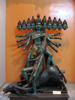 Poona: Statue in Raja Kelkar Museum